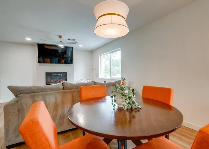 2 Mi To Dtwn: Gorgeous Gem W/ Private Yard Holiday home *