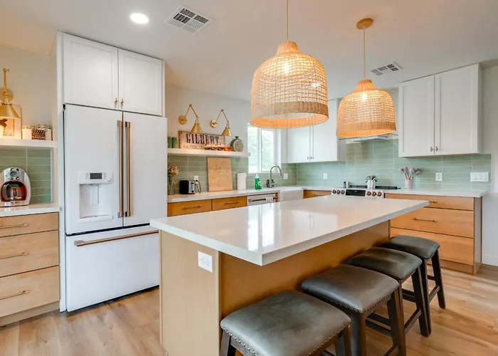 2 Mi To Dtwn: Gorgeous Gem W/ Private Yard Holiday home