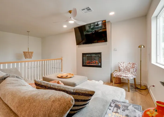 Holiday home 2 Mi To Dtwn: Gorgeous Gem W/ Private Yard