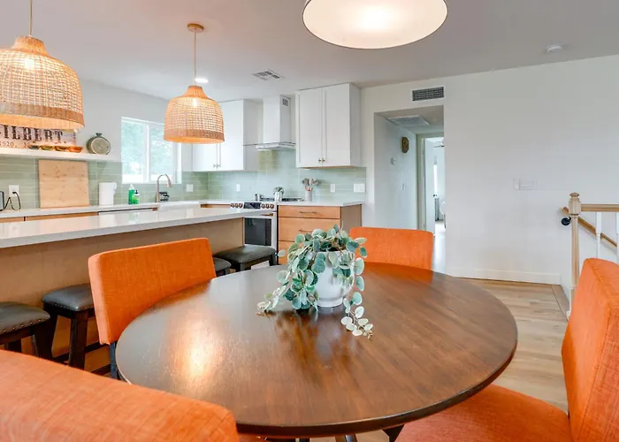 2 Mi To Dtwn: Gorgeous Gem W/ Private Yard Holiday home *