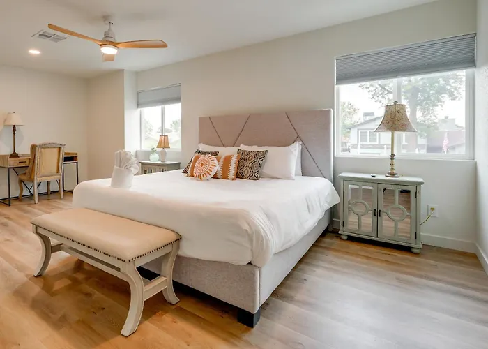 2 Mi To Dtwn: Gorgeous Gem W/ Private Yard Holiday home *