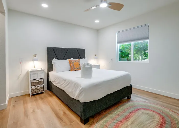 Holiday home 2 Mi To Dtwn: Gorgeous Gem W/ Private Yard *