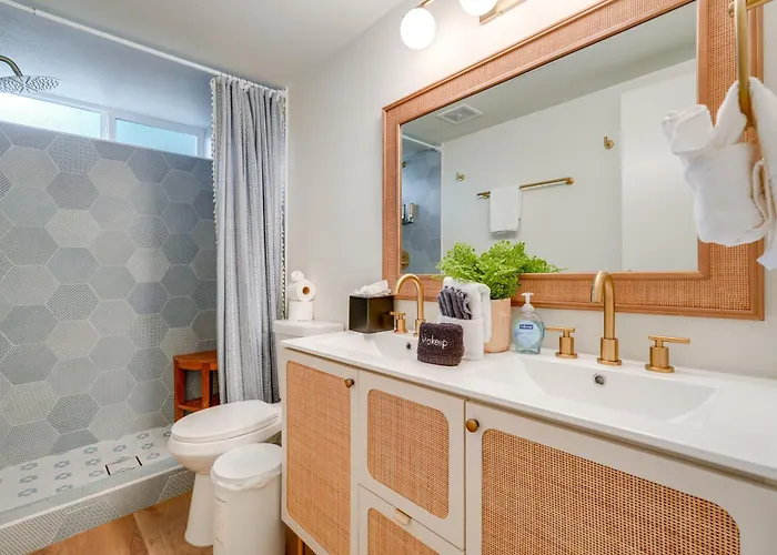 2 Mi To Dtwn: Gorgeous Gem W/ Private Yard Holiday home