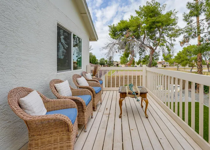 2 Mi To Dtwn: Gorgeous Gem W/ Private Yard Holiday home *