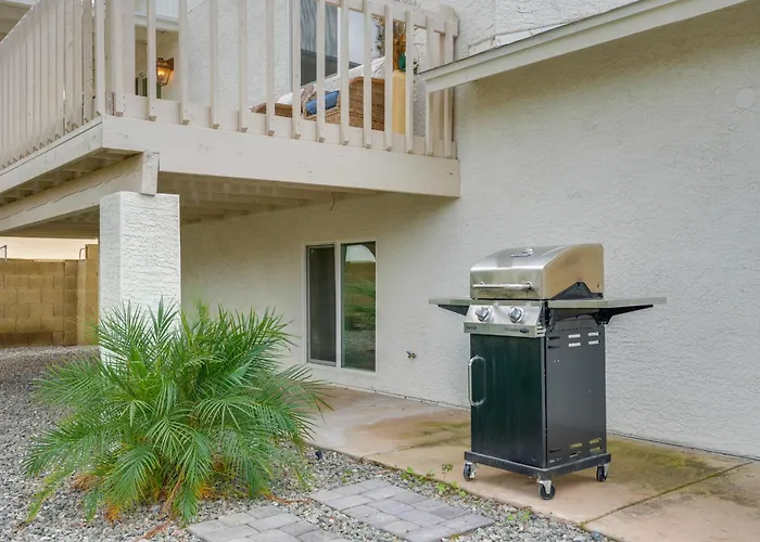 2 Mi To Dtwn: Gorgeous Gem W/ Private Yard Holiday home